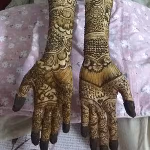 Arabic Spiral Rosette mehndi design for finger — classic henna pattern