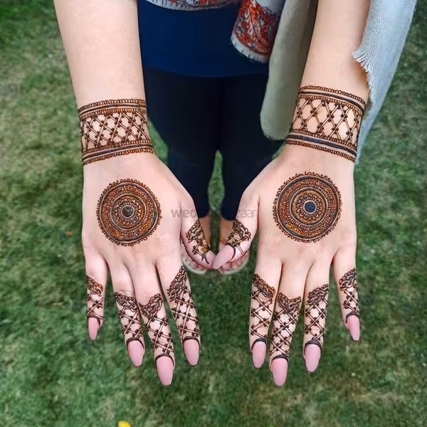 Arabic Diamond Lattice mehndi design for finger — radiant henna pattern