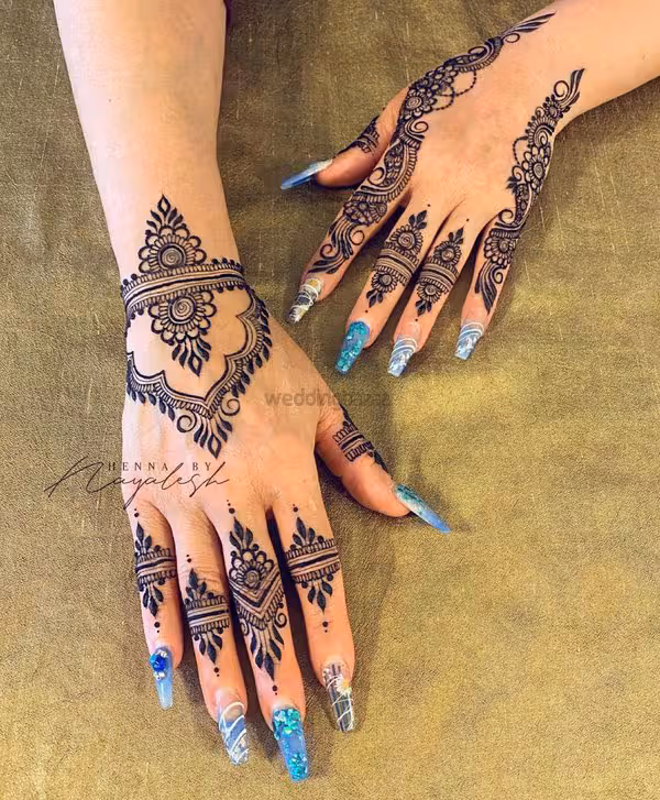 Arabic Ribbon Weave mehndi design for finger — mesmerizing henna pattern