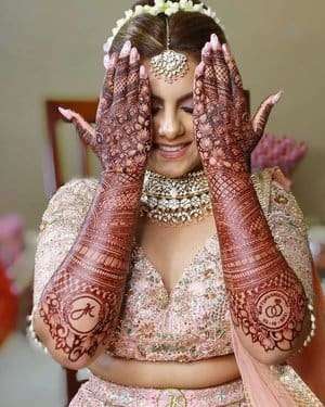 Gulf Crescent Motif mehndi design for finger — detailed henna pattern