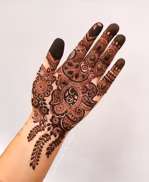 Gulf Mesh Jaal mehndi design for finger — charming henna pattern