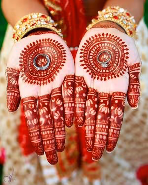 Simple Ring Pattern mehndi design for arm — captivating henna pattern