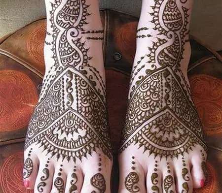 Pakistani Swirl mehndi design for back hand — elaborate henna pattern