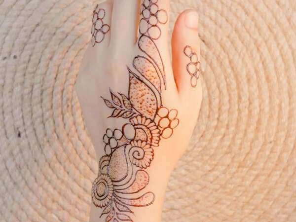 Finger Net Pattern mehndi design for foot — alluring henna pattern