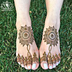 African Net Pattern mehndi design for back hand — delicate henna pattern